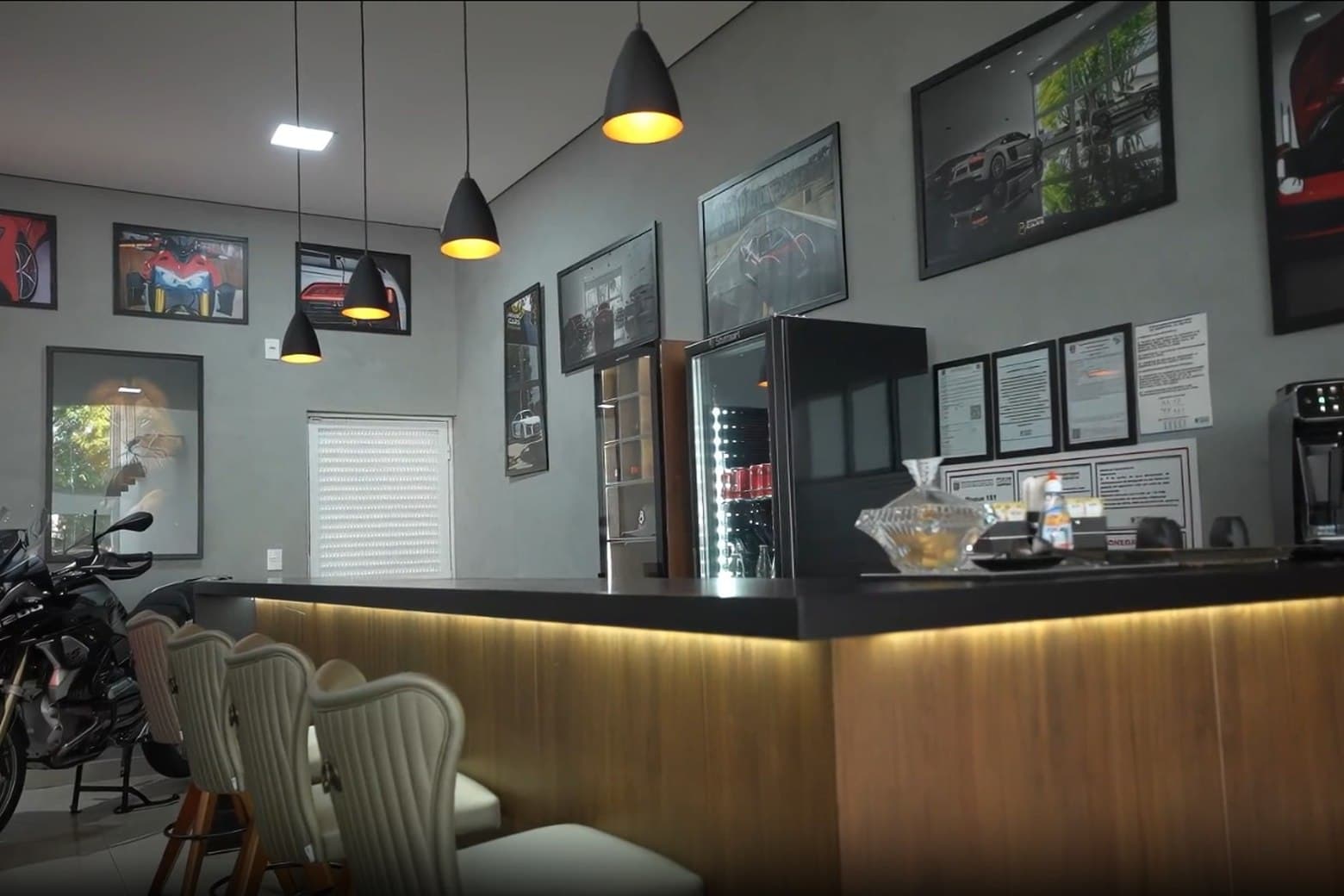 Lounge de atendimento do showroom Brasil Cars Premium