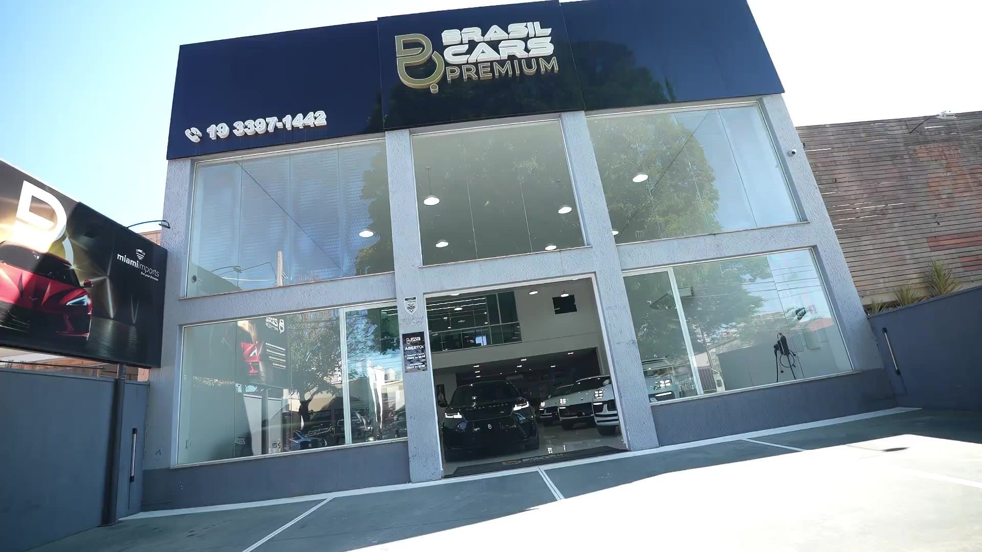Fachada da Brasil Cars Premium na Av. Barão de Itapura, Campinas — primeiro frame do vídeo institucional da loja